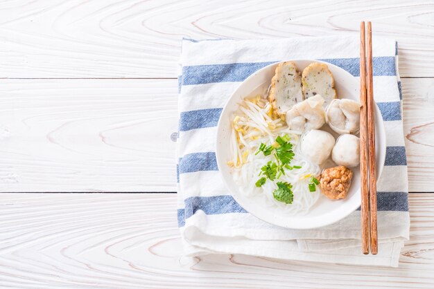 スープで魚団子と麺