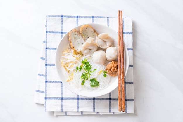 スープで魚団子と麺