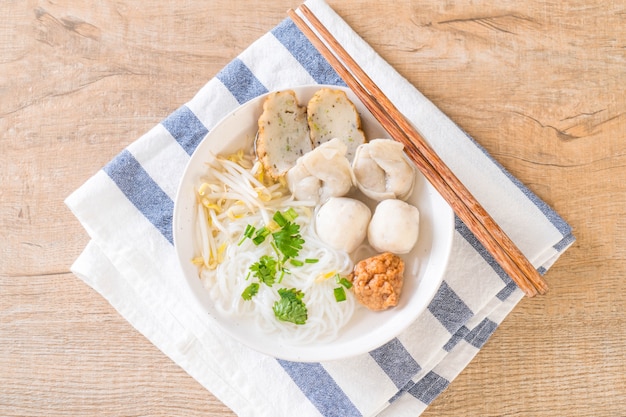 Tagliatelle con polpette di pesce in zuppa