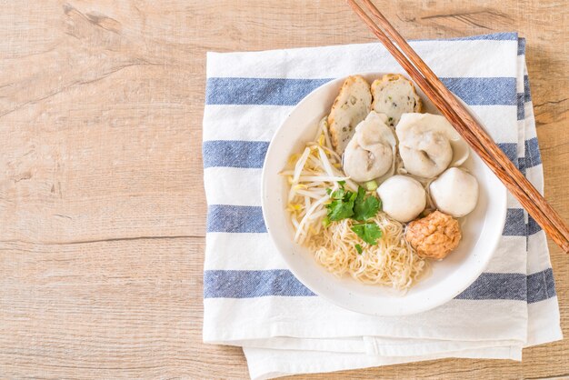 スープで魚団子と麺