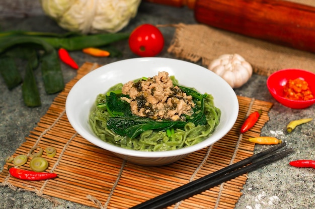 写真 緑の野菜を使った麺は菜食主義者に適しています