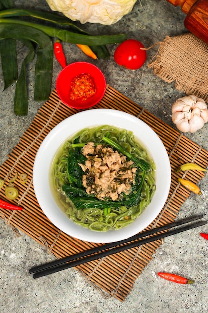 写真 緑の野菜を使った麺は菜食主義者に適しています