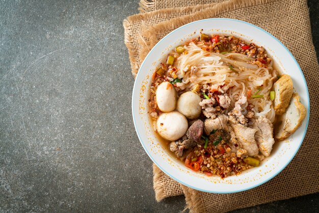 매운 수프에 돼지 고기와 미트볼을 넣은 국수 또는 아시아 스타일의 톰 얌 국수