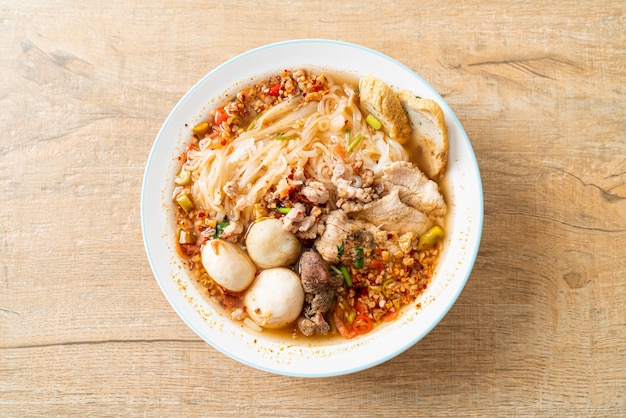 豚肉とミートボールのスパイシーなスープまたはトムヤムのアジアンスタイルの麺
