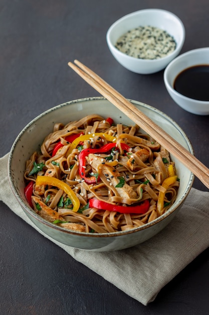 豚肉、胡椒、醤油の麺。