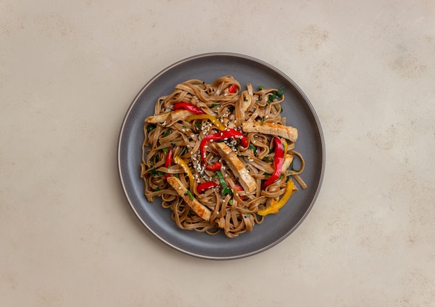 Tagliatelle con carne di maiale, pepe e salsa di soia.