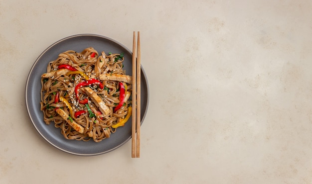 豚肉、胡椒、醤油の麺。