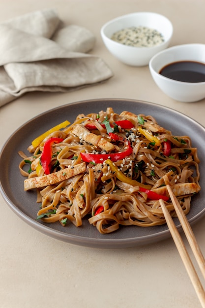 豚肉、胡椒、醤油の麺。