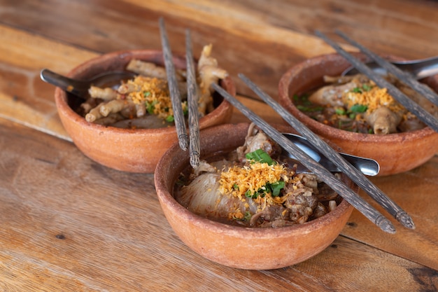 Tagliatelle con polpette di maiale e maiale con zuppa