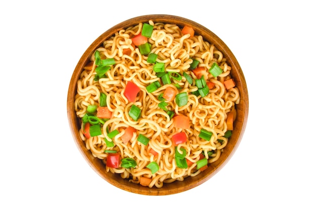 Photo noodles with red pepper and green onion in a wooden bowl isolated