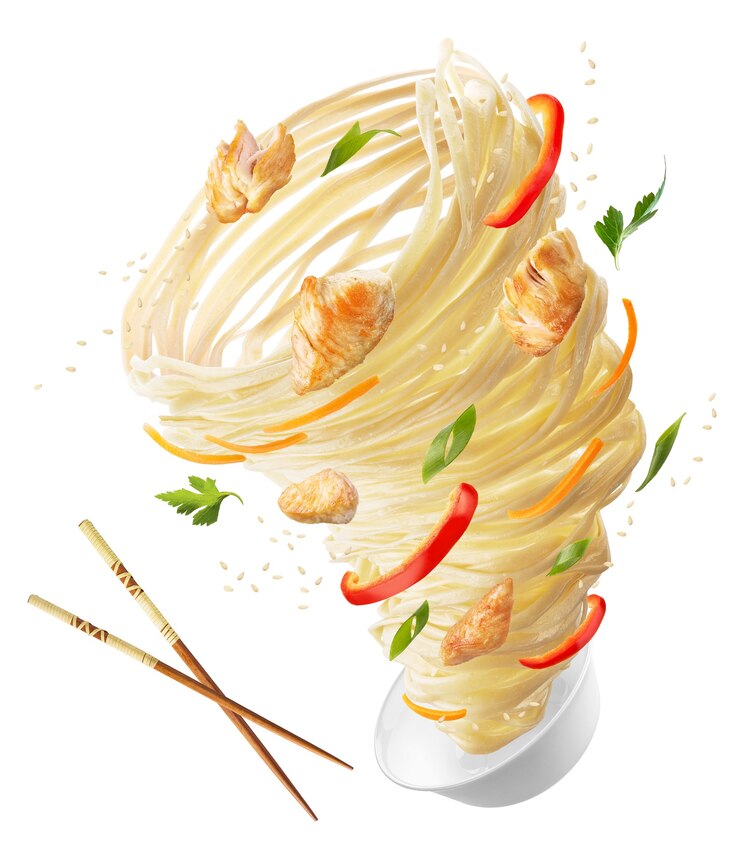 トルネードの形をした野菜と鶏肉の麺木の棒と麺のボウル赤唐辛子にんじん玉ねぎと鶏肉クリッピングパス