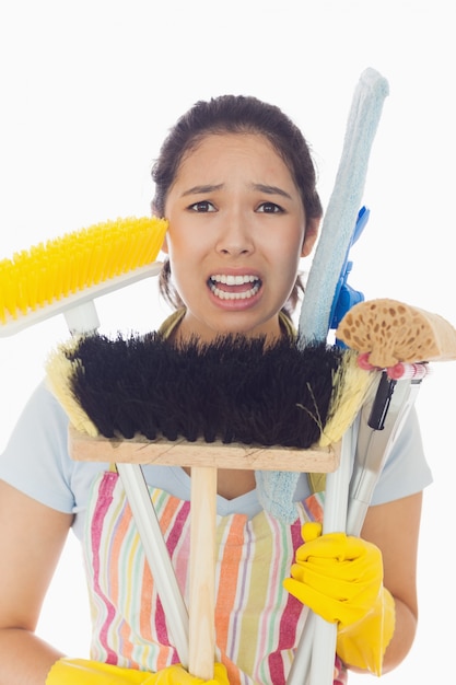 Noodlijdende vrouw met schoonmaakmiddelen