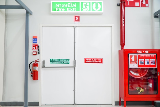 Nooduitgang bouwen met Exit Sign en Brandblusserbrandbeveiligingsconcept