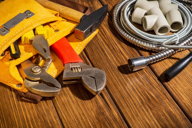 Foto noodzakelijke set tools in tas voor meester op vintage bord