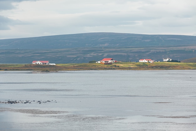 Noord-IJsland Zeekust Landschap met huisjes