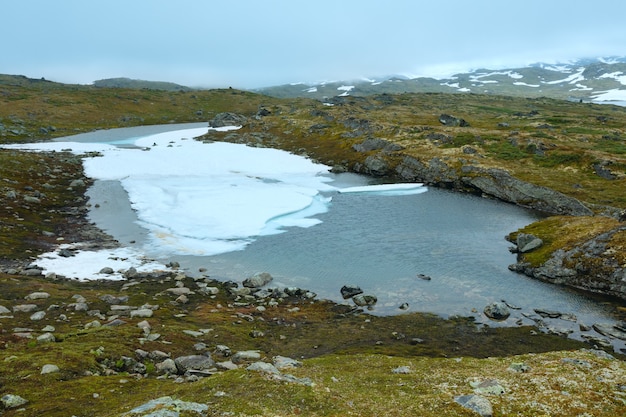 Noord-noorwegen berg lente toendra vallei en kleine plassen