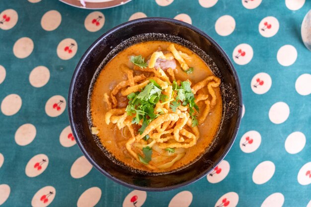 Noord-Thais eten van Coconut curry noodlesoep met kip Khao Soi