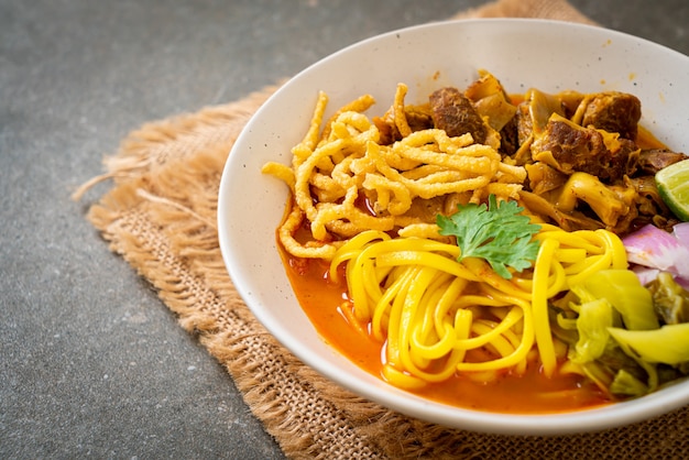 Noord-thaise noedelcurry-soep met gestoofd varkensvlees - thais eten