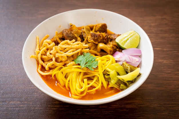 Noord-thaise noedelcurry-soep met gestoofd varkensvlees - thais eten