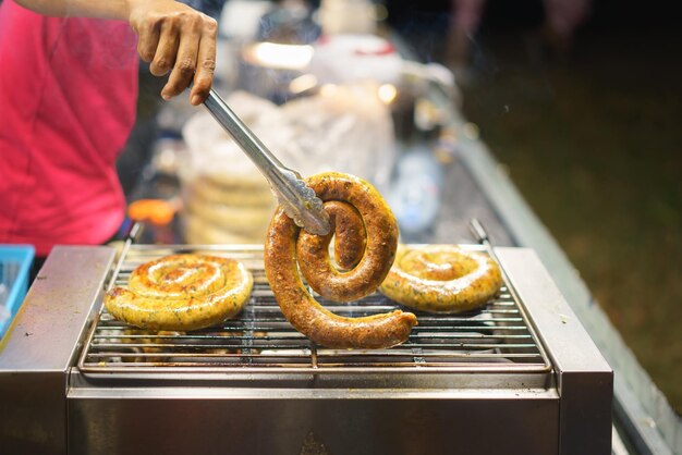 Foto noord-thaise worstjes op een grill