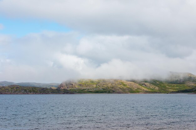 Noordelijke bergen de zee en koude bergmeren op het Kola-schiereiland Teriberka dorp