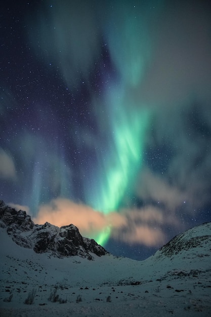 Noorderlicht, Aorora Borealis met sterrenhemel over besneeuwde bergtop 's nachts. Lofoten eilanden, Noorwegen