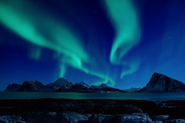 Noorderlicht, Aurora Borealis schijnt groen in de nachtelijke sterrenhemel op de Lofoten-eilanden in de winter, Noorwegen