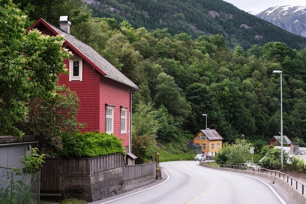 Noors dorp in een bergdal