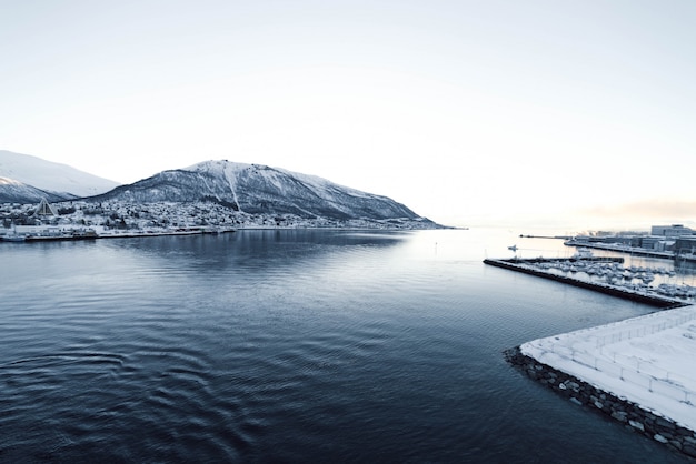 Noorse fjord met de zee