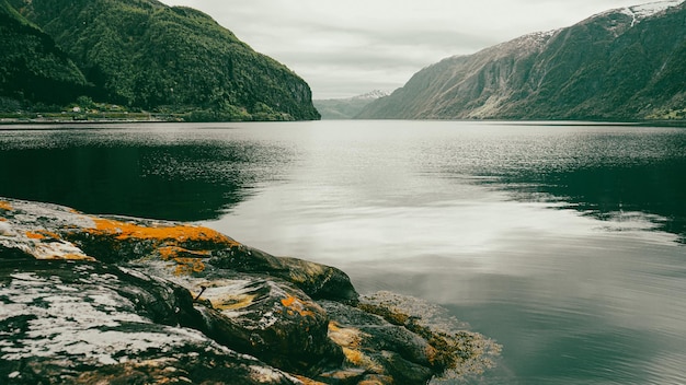 Foto noorse fjorde bergen en fjorde mooie natuur van noorwegen