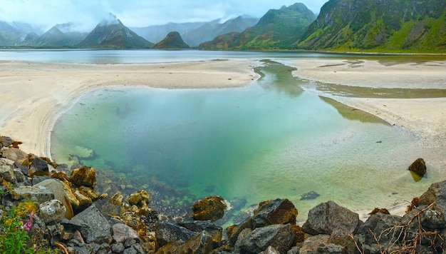 Noorse zee bewolkte nacht uitzicht met zandstrand (niet ver Vagan, Noorwegen).