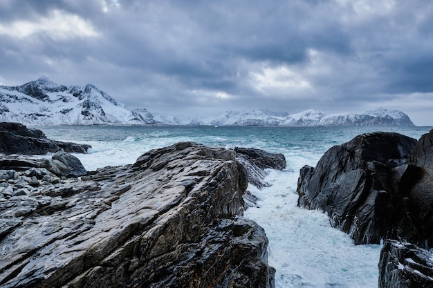 Noorse Zee golven op rotsachtige kust van Lofoten eilanden, Noorwegen