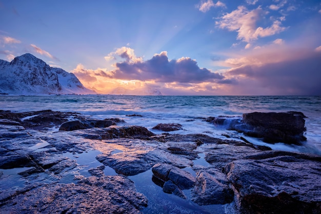 Noorse Zee golven op rotsachtige kust van Lofoten eilanden, Noorwegen