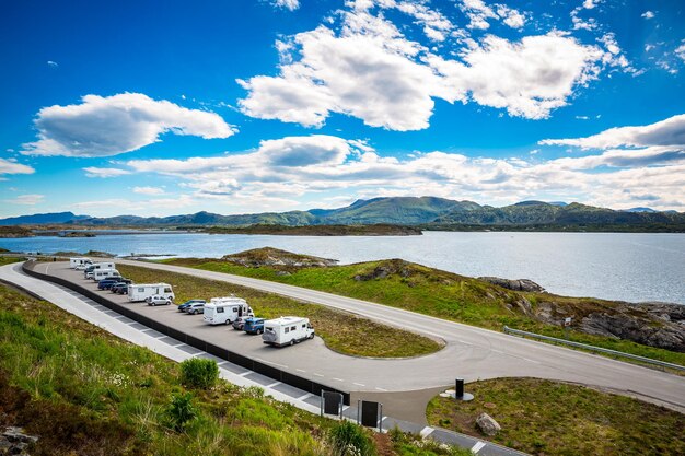 Noorwegen Atlantic Ocean Road of de Atlantic Road (Atlanterhavsveien) is bekroond met de titel "Noorse constructie van de eeuw". De weg geclassificeerd als een nationale toeristische route.