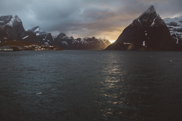 Noorwegen bergen en landschappen op de eilanden Lofoten Natuurlijk scandinavisch landschap