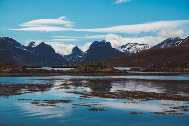 Noorwegen bergen en landschappen op de eilanden Lofoten Natuurlijk scandinavisch landschap