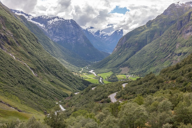 Noorwegen, mooi uitzicht op de berg met bewolkte hemel en Green Valley, Noorwegen berglandschap