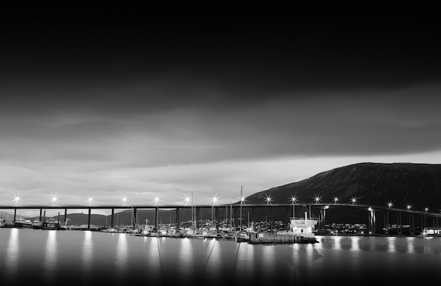 Noorwegen nachtbrug met lichten achtergrond hd
