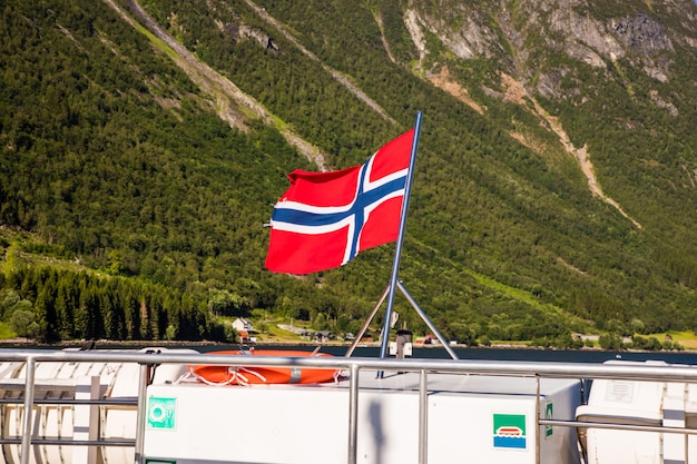 Foto noorwegen vlag hjorundfjorden fjord, noorwegen. drammatische lucht en sombere bergen. landschap.