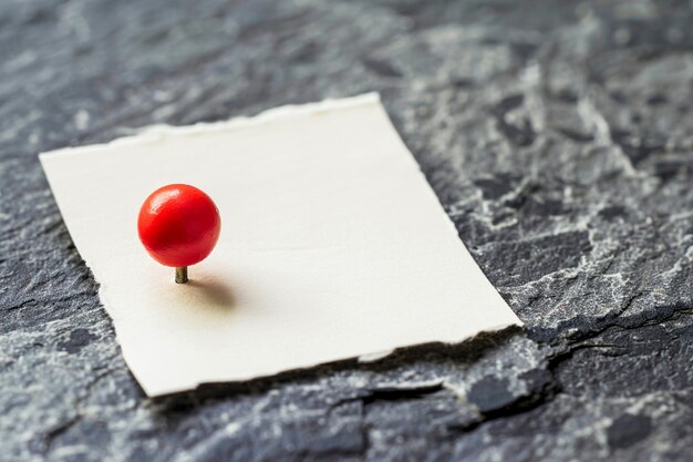 Noot papier druk pin bericht rood wit zwart