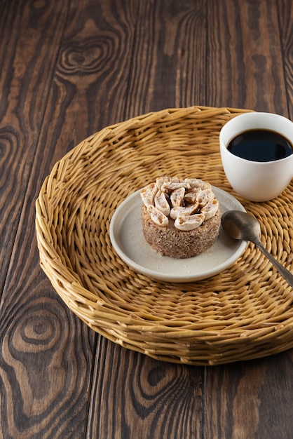 Nootachtige cake met een kopje koffie op een dienblad