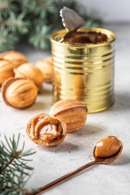 Foto nootvormige kerstkoekjes oreshki met gecondenseerde melk