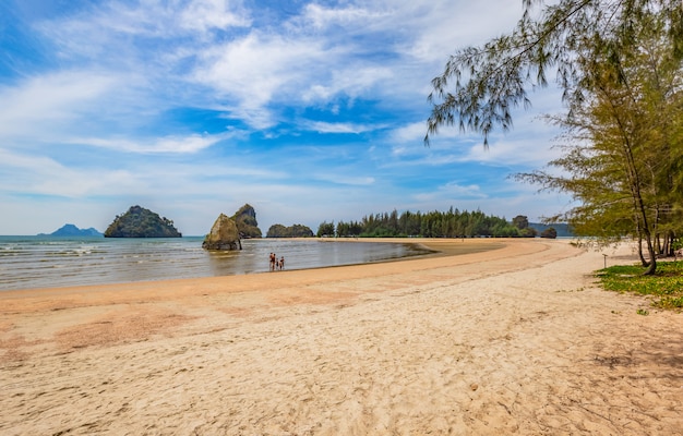 Nopparat Thara Beach in de middag, krabi provincie, Thailand