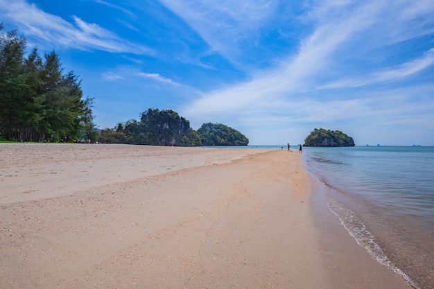 Пляж Ноппарат Тара в полдень, провинция Краби, Таиланд