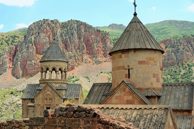 Foto noravank è un monastero del xiii secolo vicino alla città di yeghegnadzor, in armenia, situato in una stretta gola.