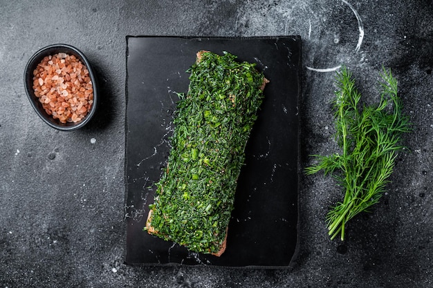 Nordic Gravlax Zalmfilet met dille Zwarte achtergrond Bovenaanzicht