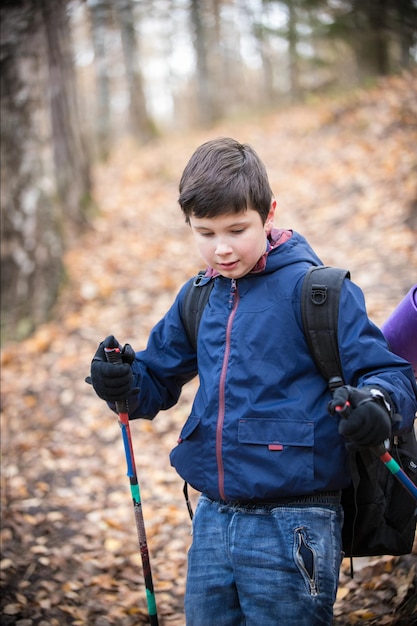 Nordic walking een jonge jongen die naar beneden gaat