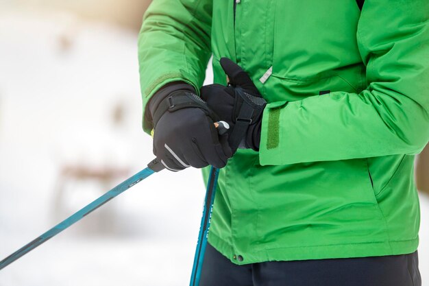Nordic walking gezonde levensstijl buitensporten in de winter de hand van een man knijpt in het handvat van een stok