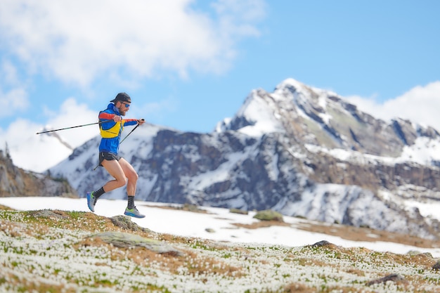 Foto nordic walking in montagna in discesa primaverile