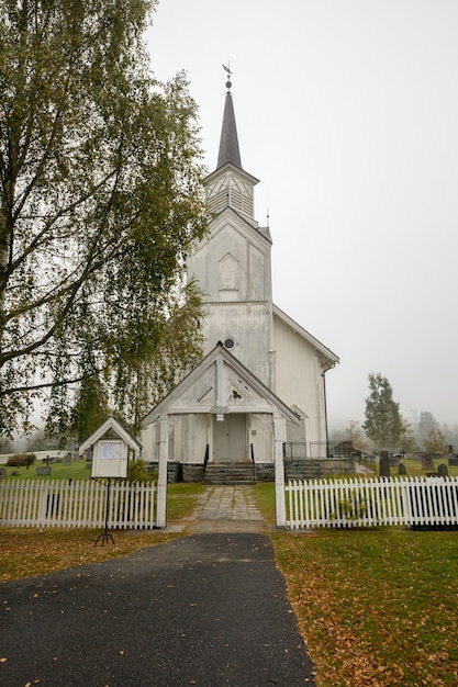 Фото nore church белая деревянная церковь в норвегии